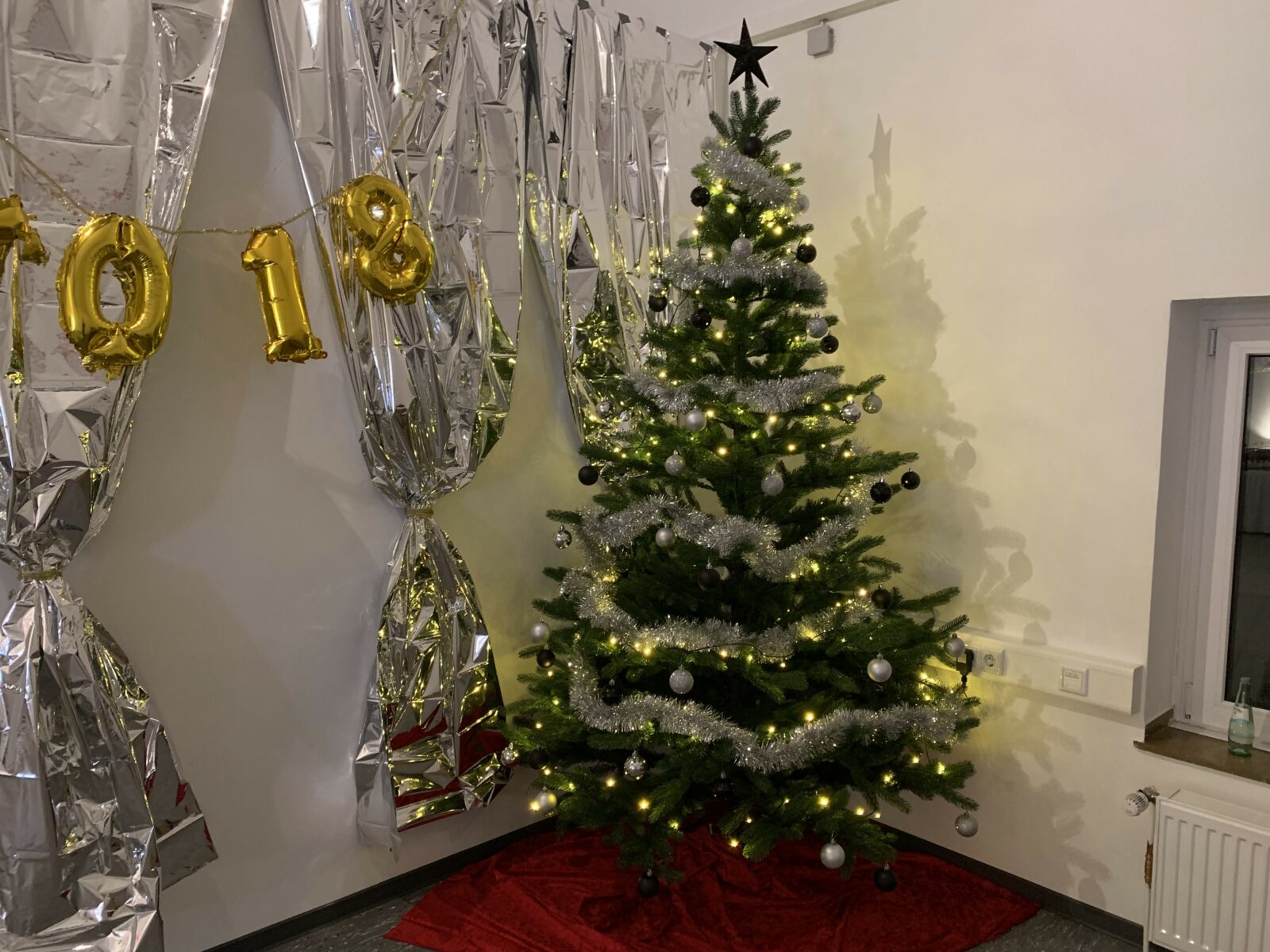 Geschmückten Spritzguss Weihnachtsbaum mieten